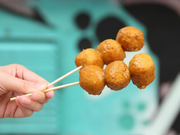 Spicy Fried Fish Balls Skewers 炸魚丸 / Boulettes de poisson frit (sauce piquante)